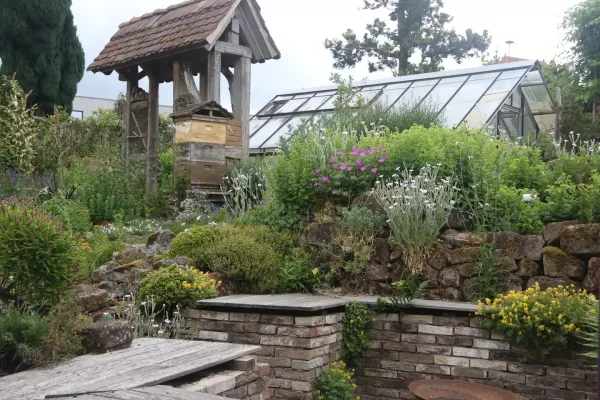 Insektenhotel in einer Schauanlage