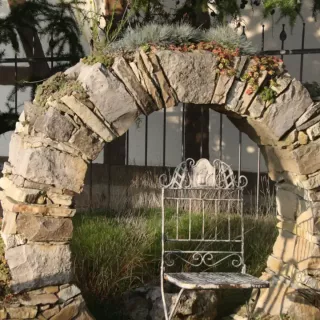 Bepflanzte Steinbogenmauer